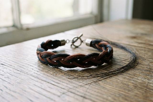 Bracelet en crin de cheval : le guide complet (prix, fabrication, personnalisation)