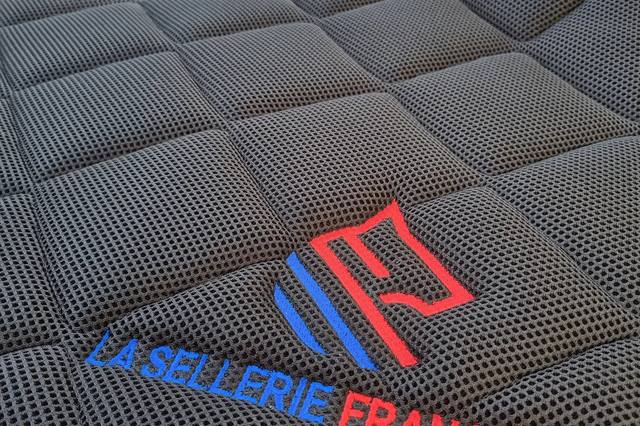 Choisir un tapis de selle : coupe, épaisseur et détails à vérifier